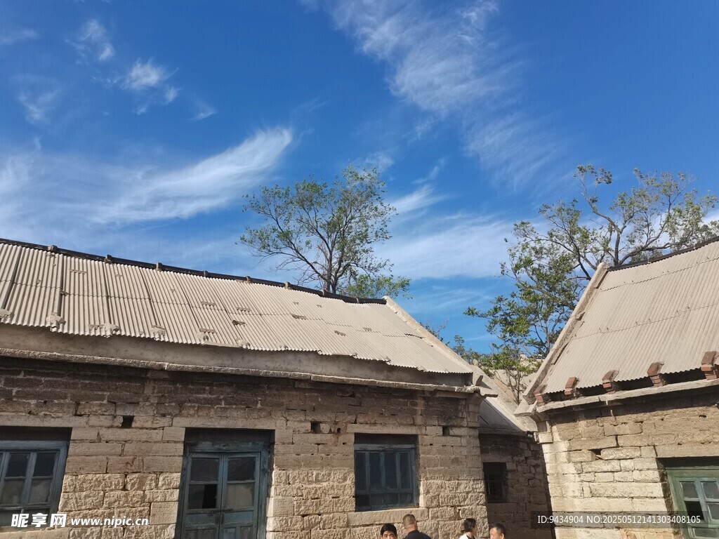 乡村古朴房屋与晴朗天空