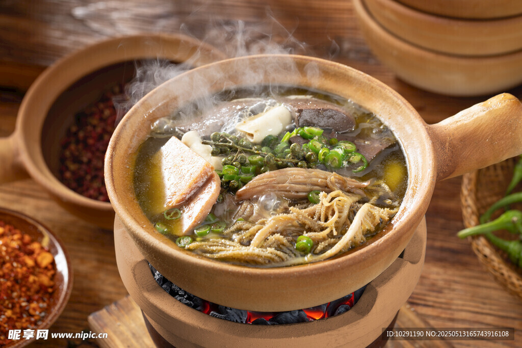砂锅油泼青椒毛血旺