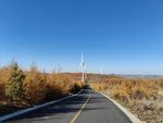 公路旁的风力发电机景观