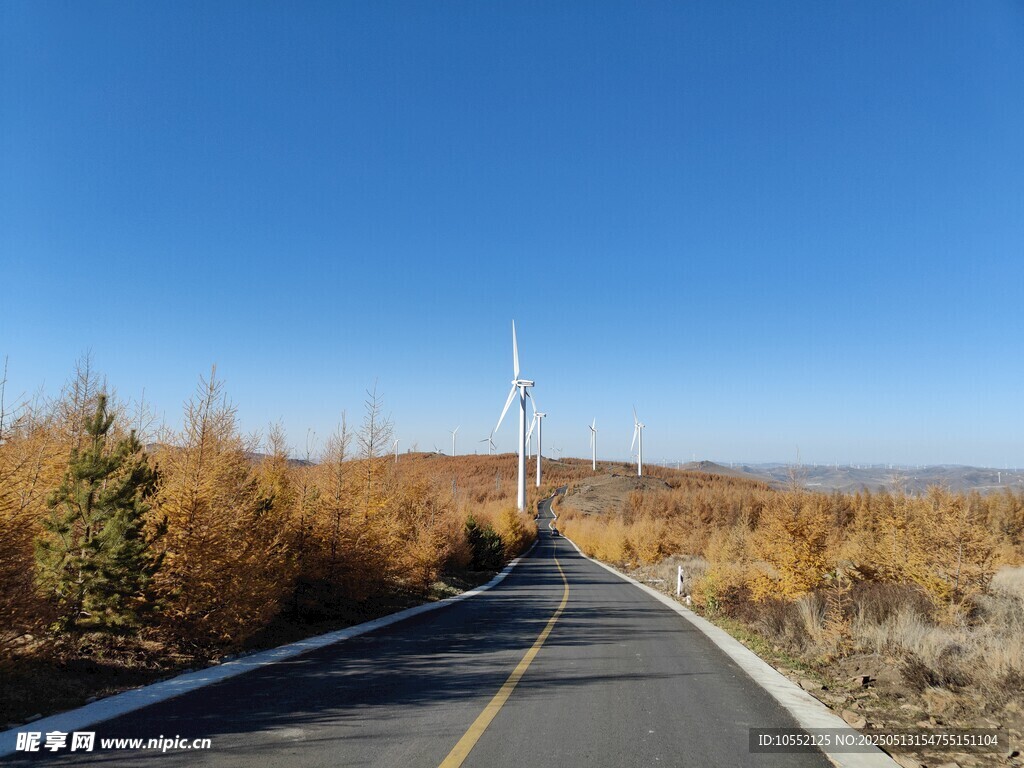 公路旁的风力发电机景观