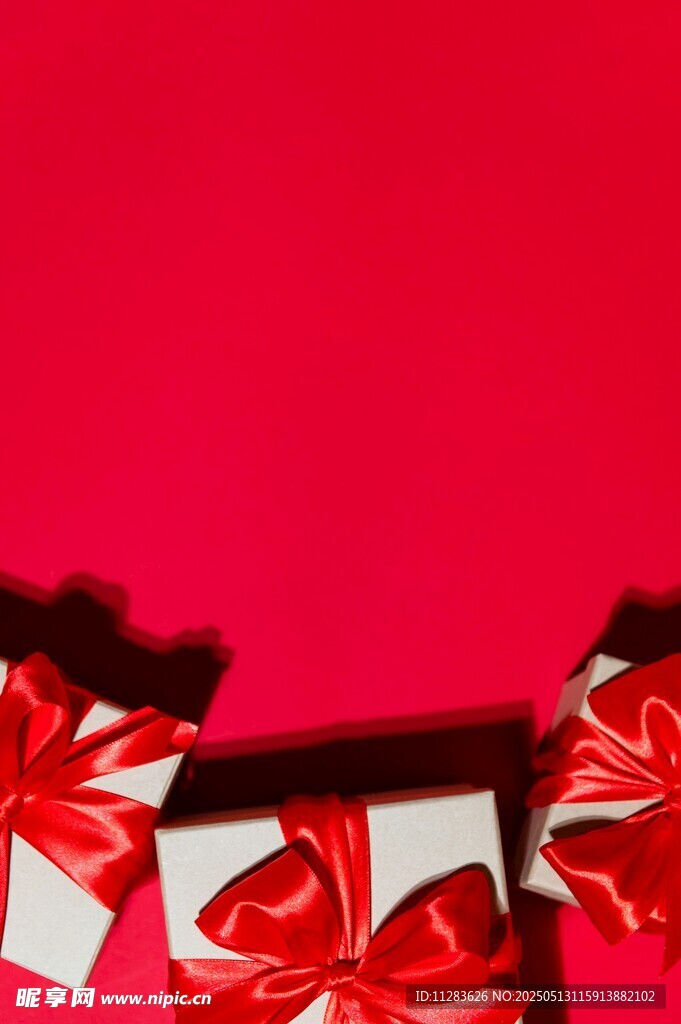 红色背景下的精美礼品盒