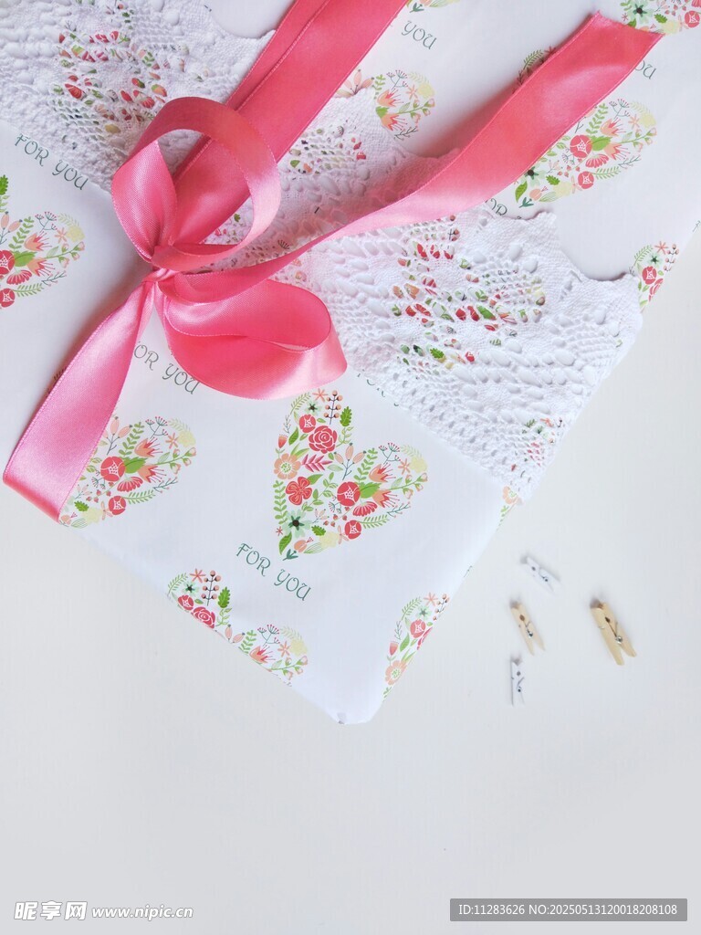 粉色丝带装饰蕾丝布料