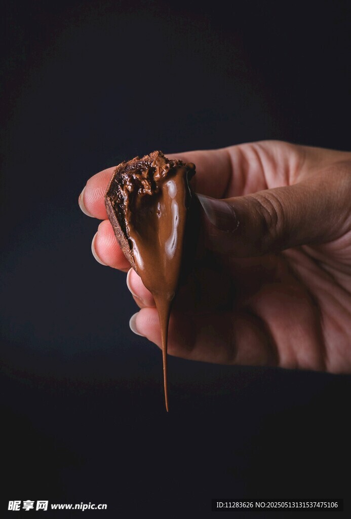 手捧流淌巧克力的美味甜点