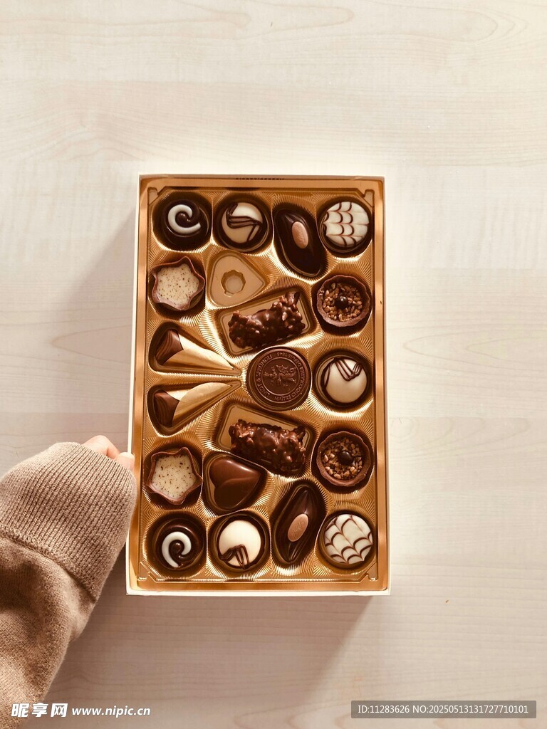 精美盒装巧克力诱人呈现