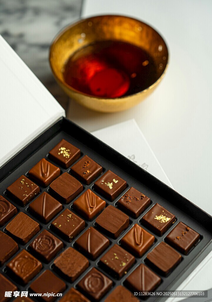 精致巧克力与红酱搭配
