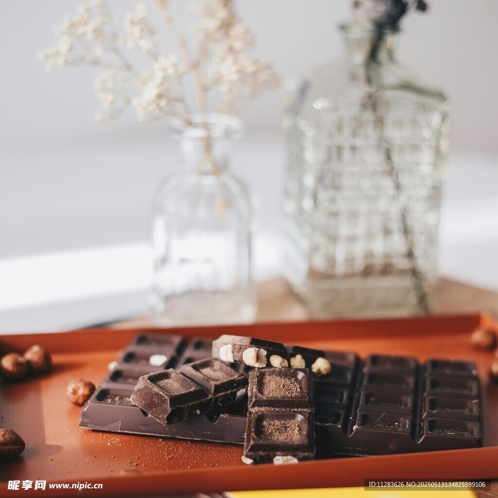 美味巧克力拼盘与装饰花