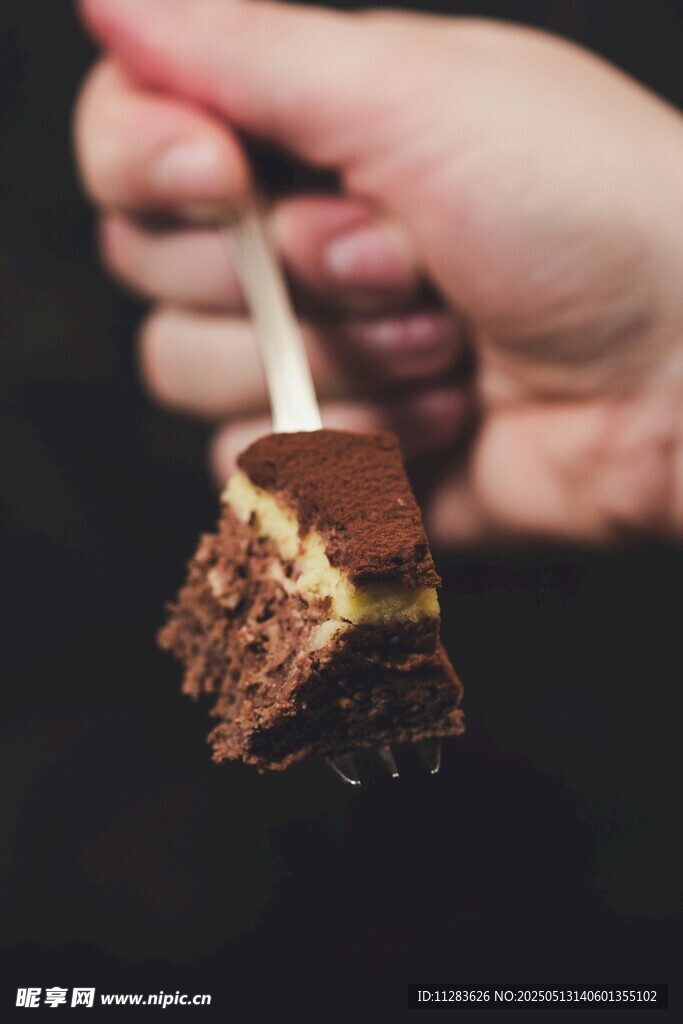 手持美味巧克力蛋糕一角