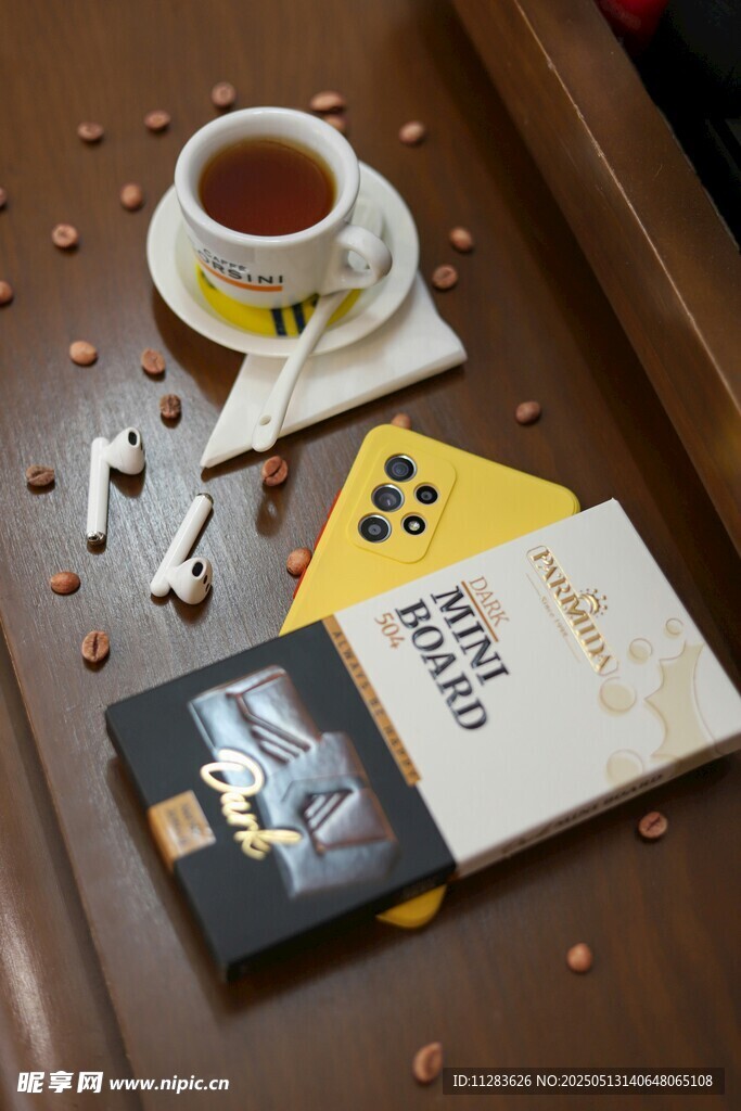 静谧午后的阅读品茶时光