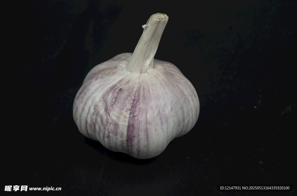 一颗紫皮大蒜特写
