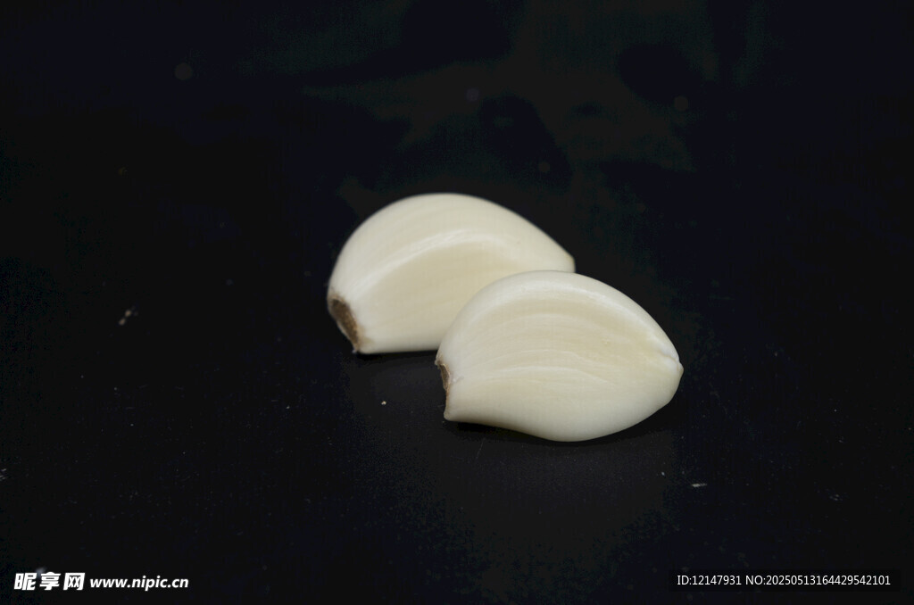 两瓣新鲜蒜瓣特写