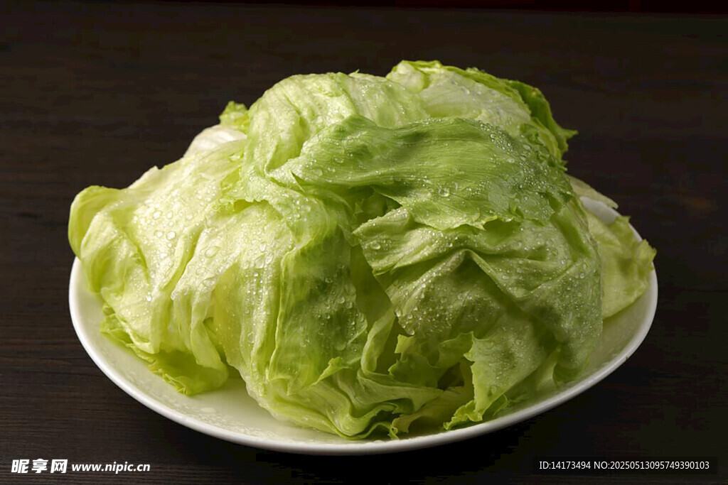 新鲜生菜摆放在白色盘中