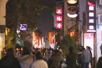 热闹的都市夜间步行街
