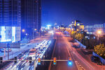 城市夜景中的繁忙交通道路