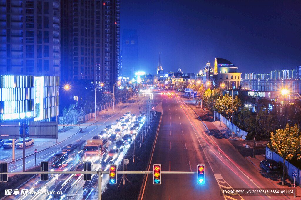 城市夜景中的繁忙交通道路