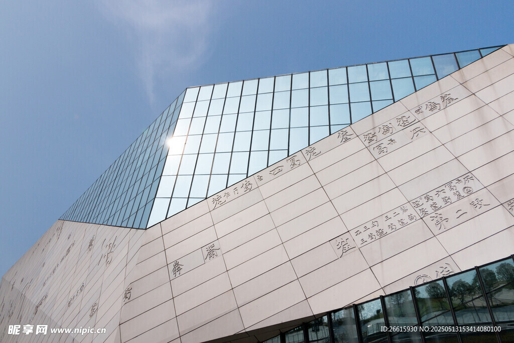 现代玻璃幕墙建筑外观