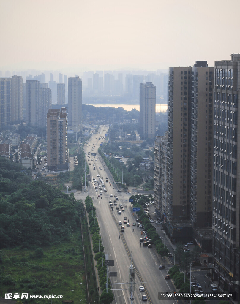 城市高楼间的宽阔道路