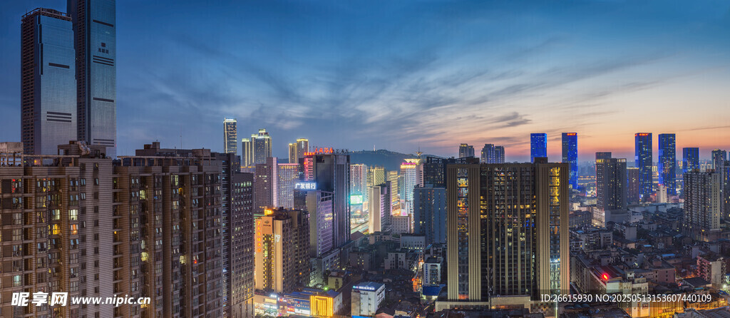 城市璀璨夜景天际线