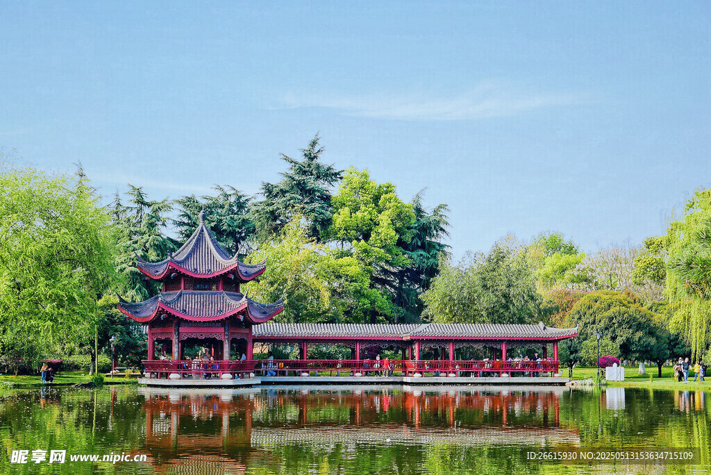 中式湖畔亭阁美景