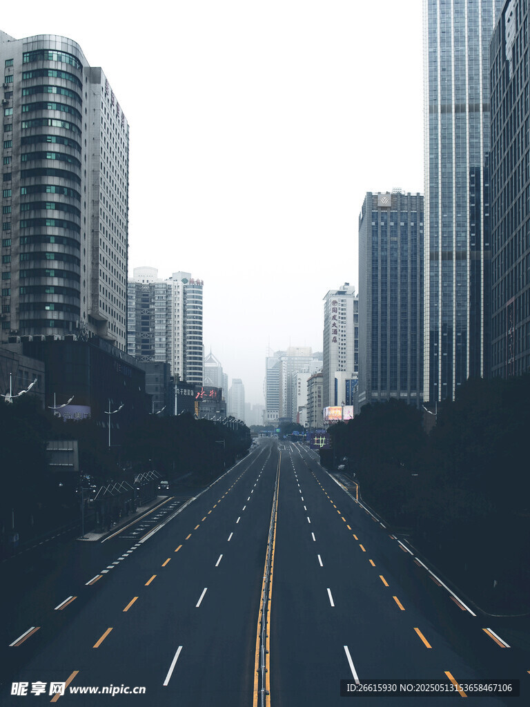 城市空旷道路与高楼景象