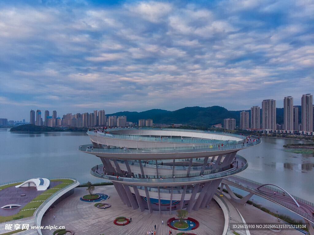 城市河畔景观建筑全景