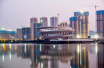 城市湖畔的现代建筑景观