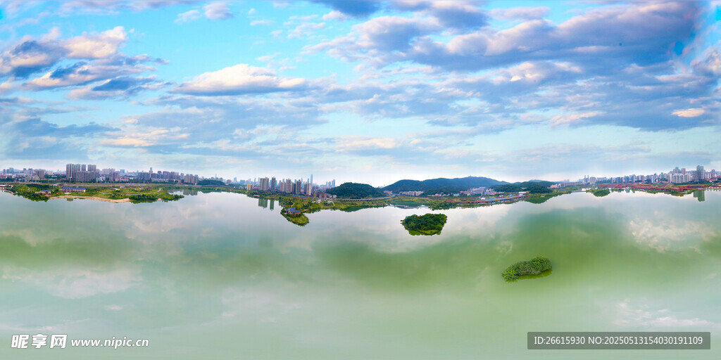 湖畔风光 蓝天白云绿地