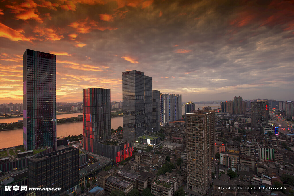 城市黄昏天际线壮丽景观