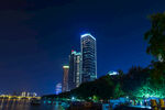 城市璀璨夜景高楼与江景
