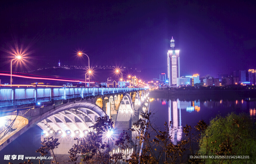 城市璀璨夜景河畔风光