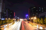 城市夜景中的繁忙公路