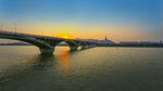 夕阳下的桥梁横跨水面