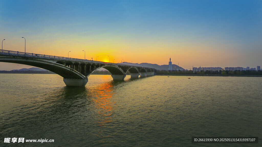夕阳下的桥梁横跨水面