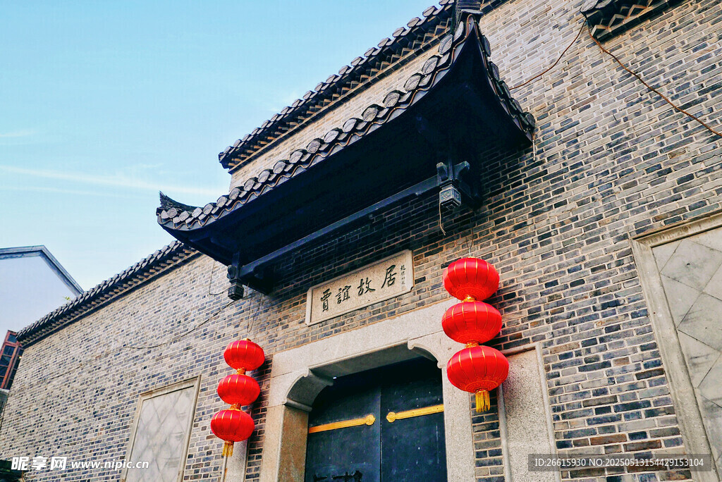 古宅门前红灯笼高挂