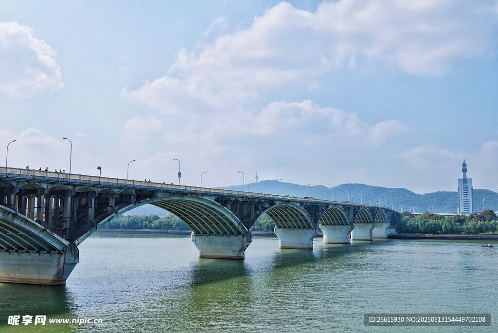 江上拱桥美景