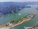 城市河畔风光俯瞰图