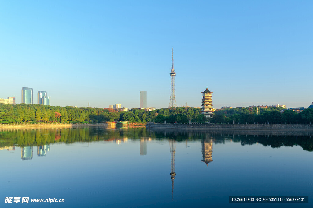 湖畔城市风光 宁静美好