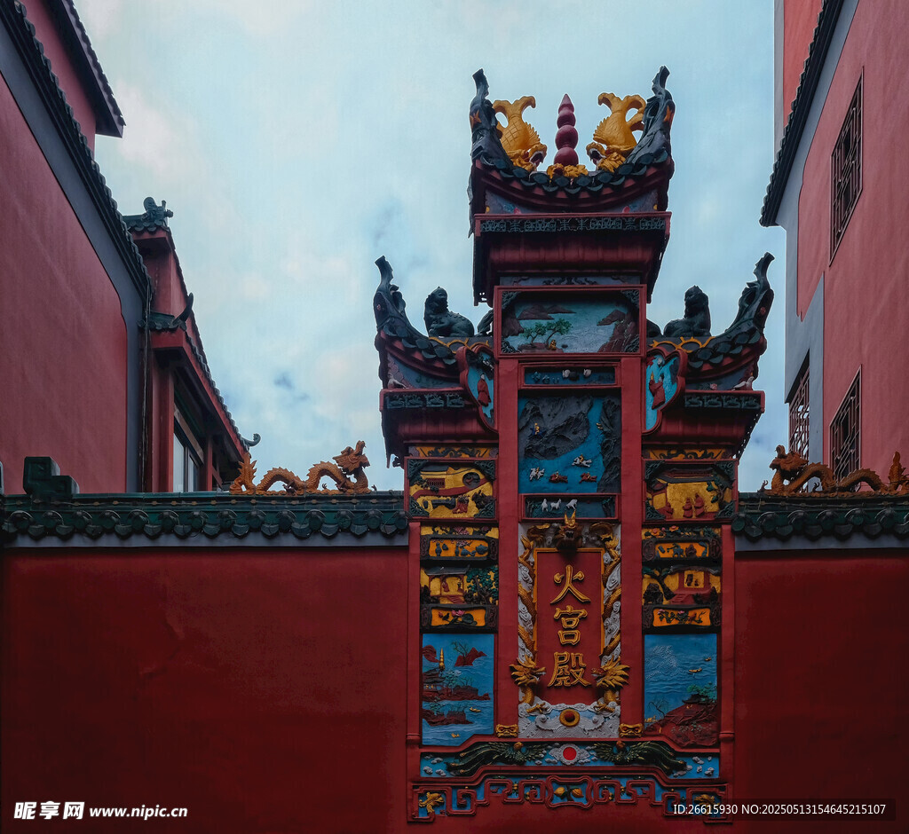 中式红墙古建筑精美牌坊