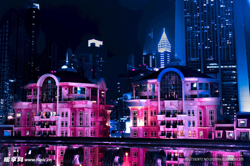梦幻霓虹下的城市建筑景观