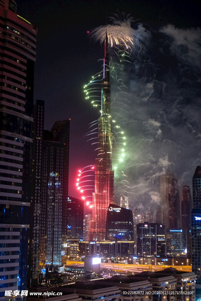 城市夜景中的绚烂烟花绽放