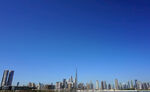 城市天际线与蓝天景观