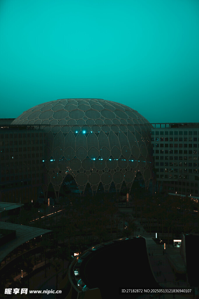 夜幕下的独特建筑景观