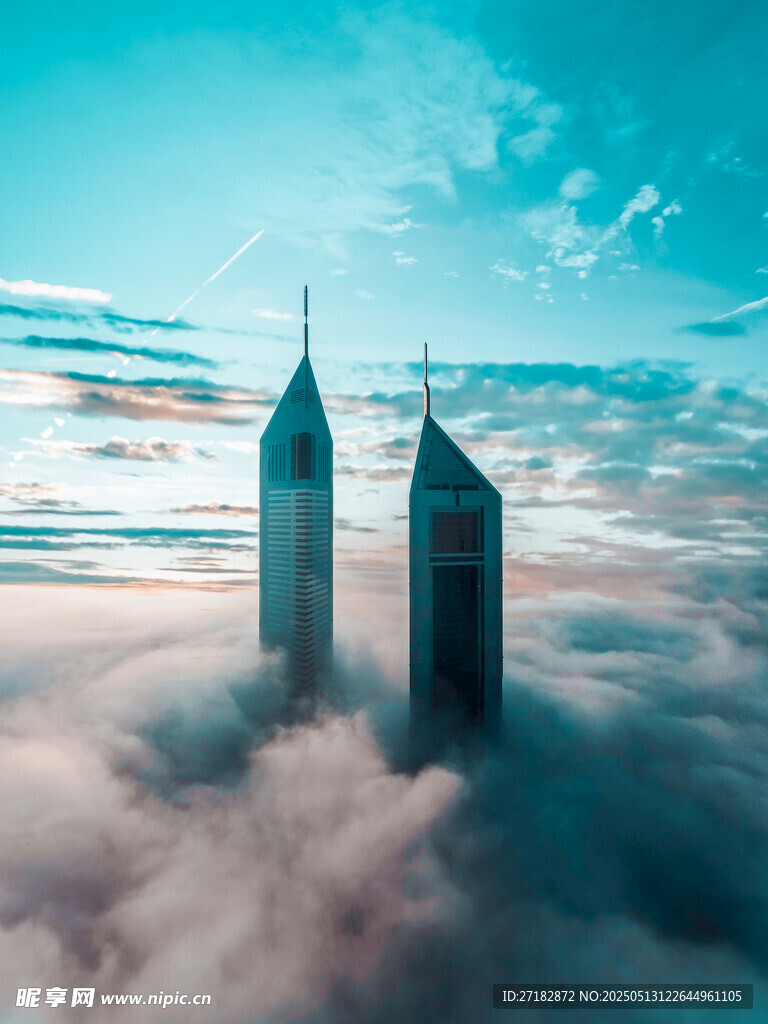 云端双子塔壮丽景观