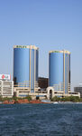 河畔蓝塔城市风光