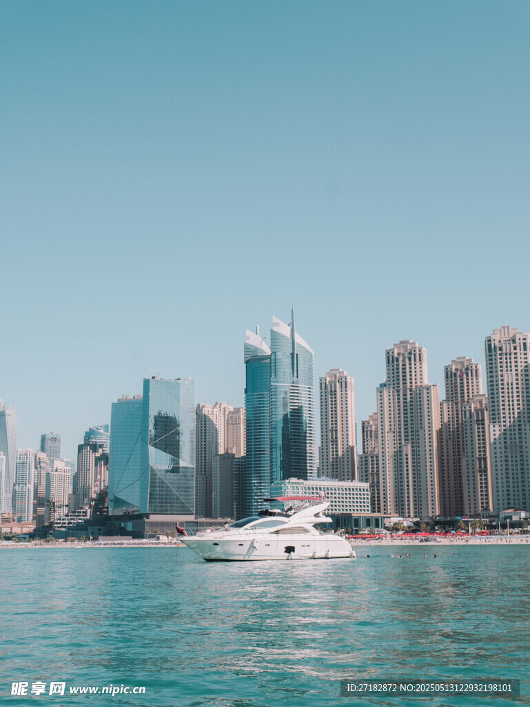 海上远眺城市高楼景观