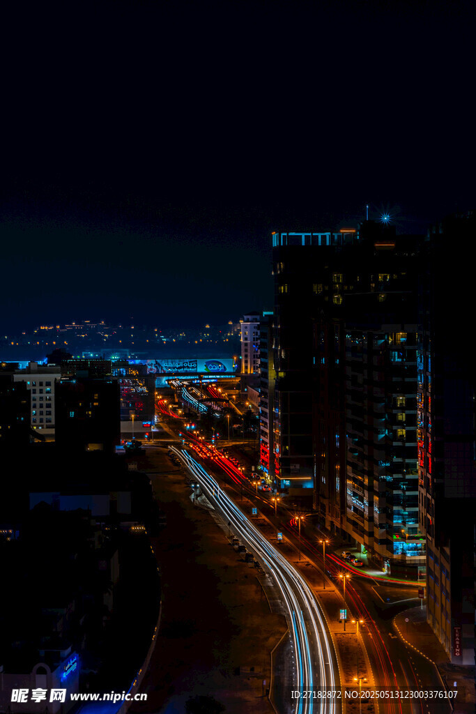 城市夜景中的车流灯光