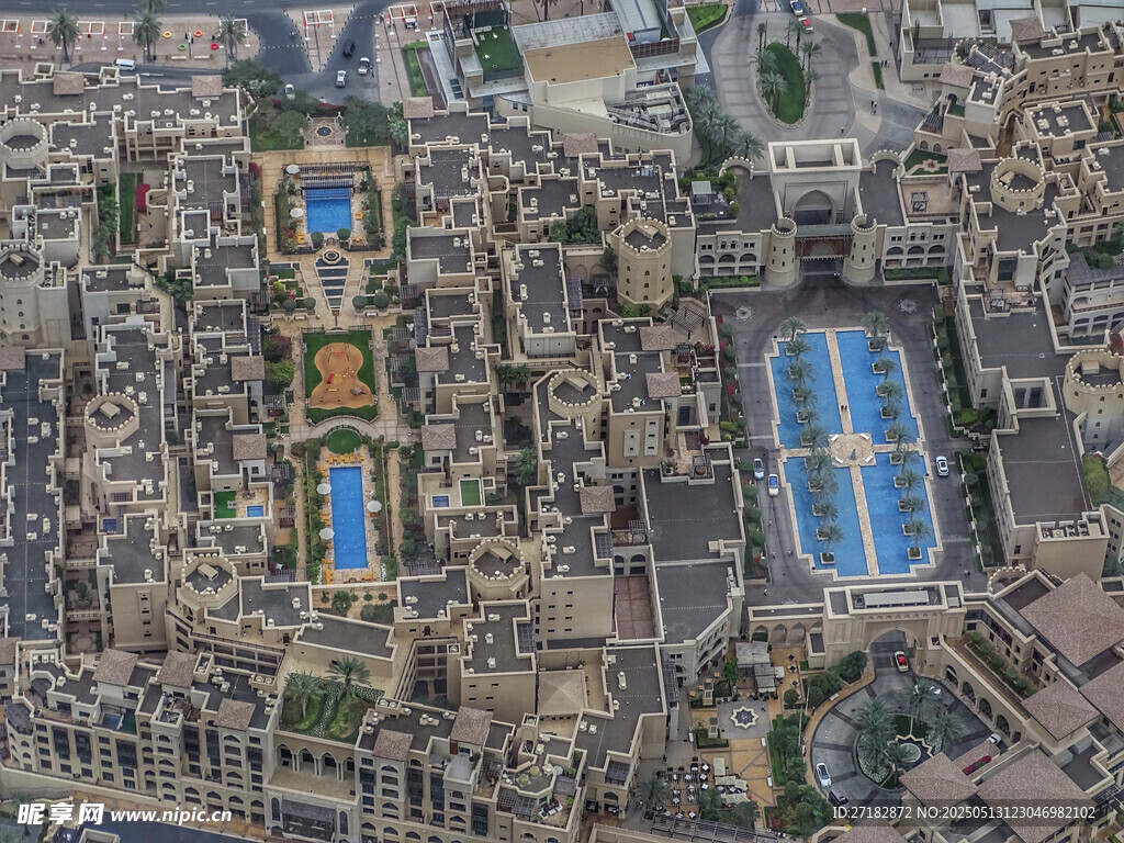 城市建筑与泳池鸟瞰景观