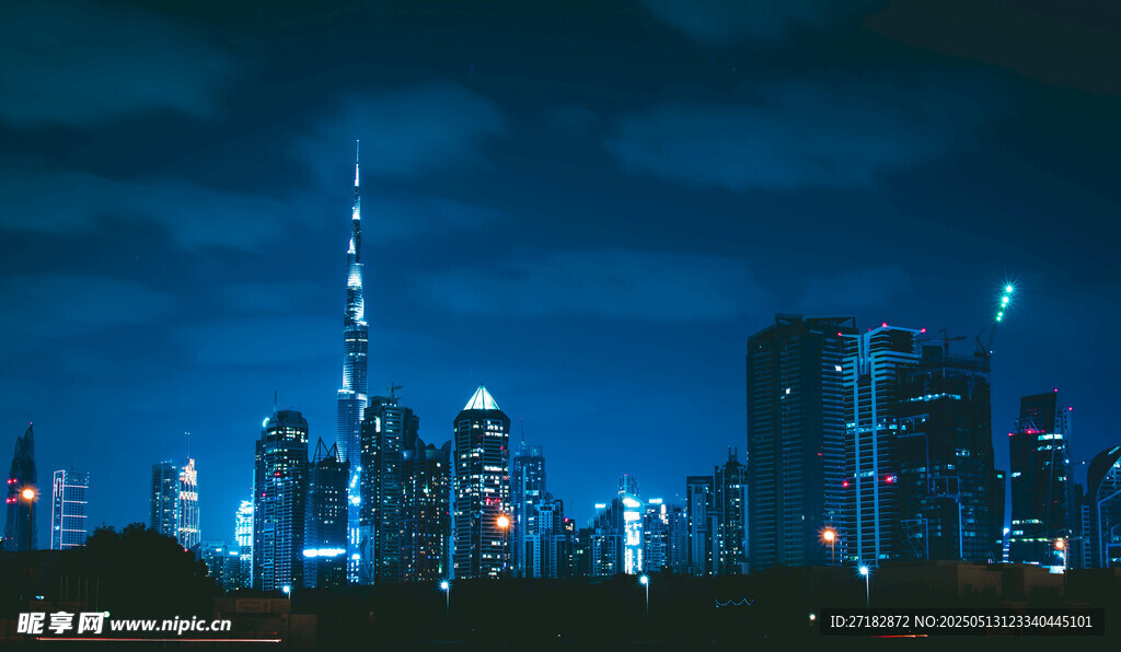 夜幕下的繁华都市天际线