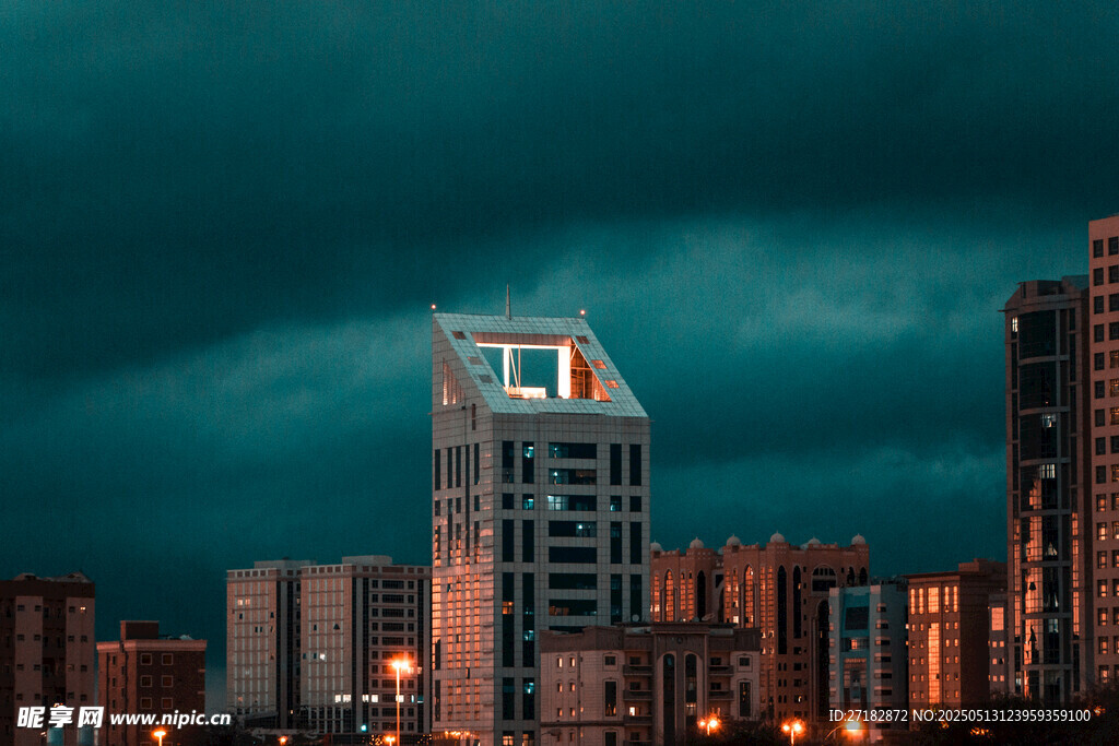 夜幕下的城市高楼景观