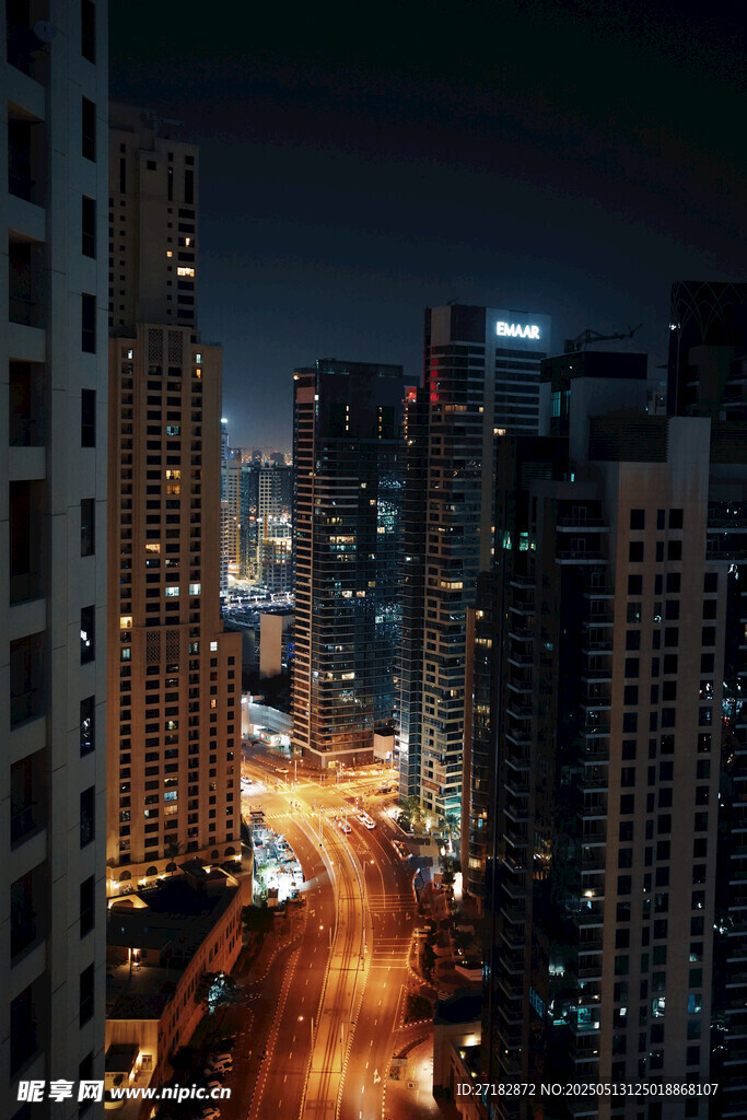 城市夜景中的璀璨车流