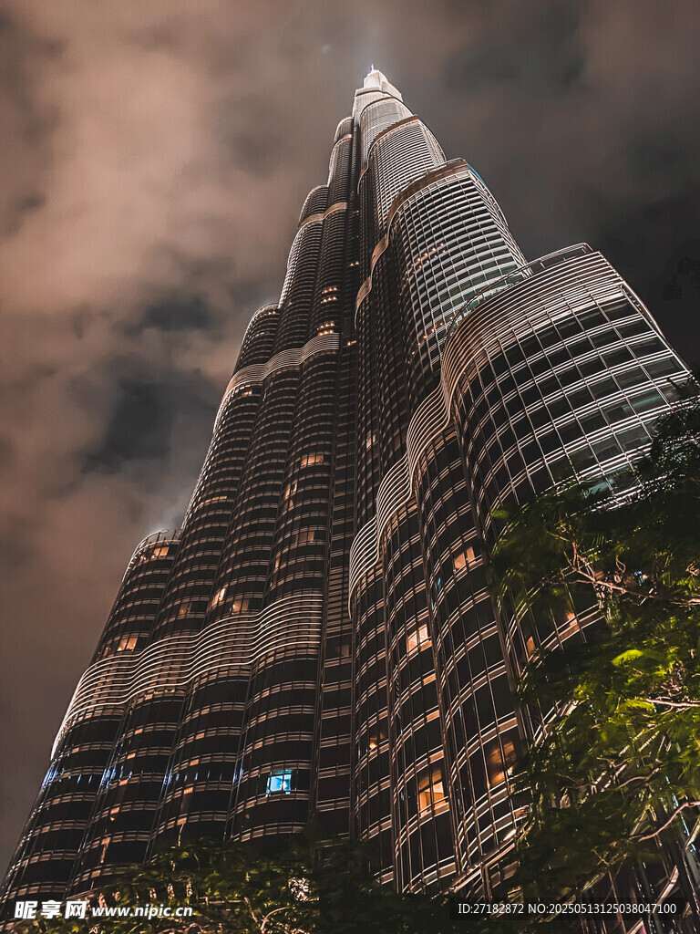 高耸摩天大楼夜景